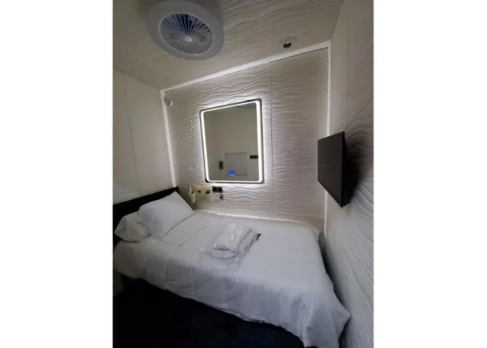 Hotel Solo Explorer Nest, Walk To Museums And Parks